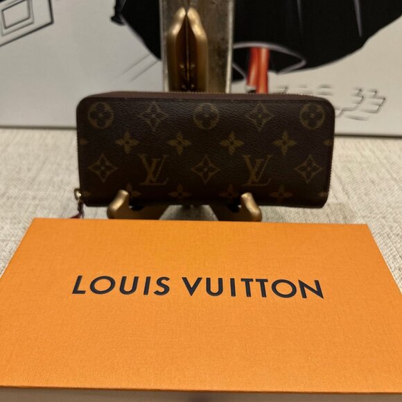 Louis Vuitton Porte Feuille Clémence Monogram Wallet with Fuscia Interior - Picture 2 of 13